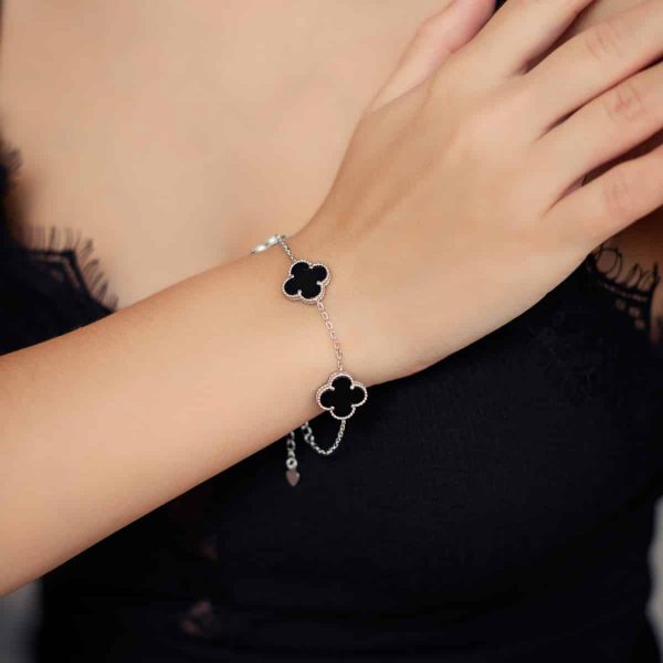 aedbeeadce8addcd020a5d0d85c3a1b1-5.jpg Срібний браслет Кліф 5 конюшинок з оніксом та перламутром