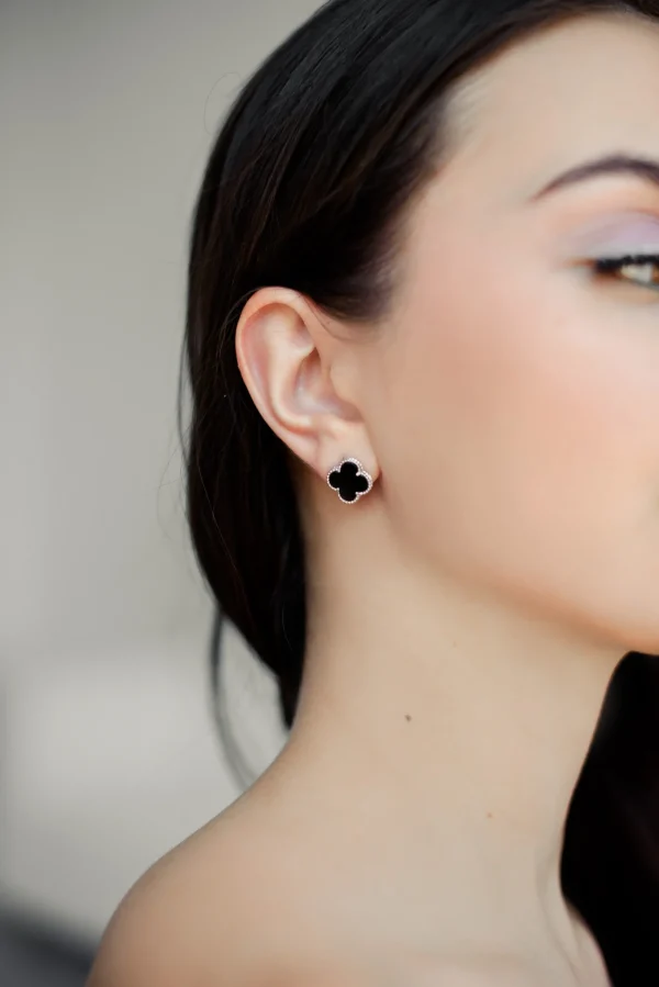 sribna_prykrasa_silva_jewelry_3-scaled-1.webp Срібні сережки-цвяшки Конюшина 15мм