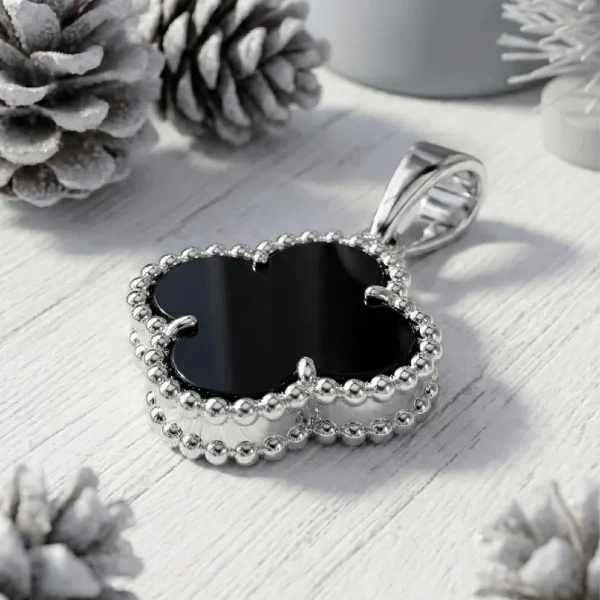 sribna_prykrasa_silva_jewelry_371.webp Срібна підвіска Конюшина з оніксом